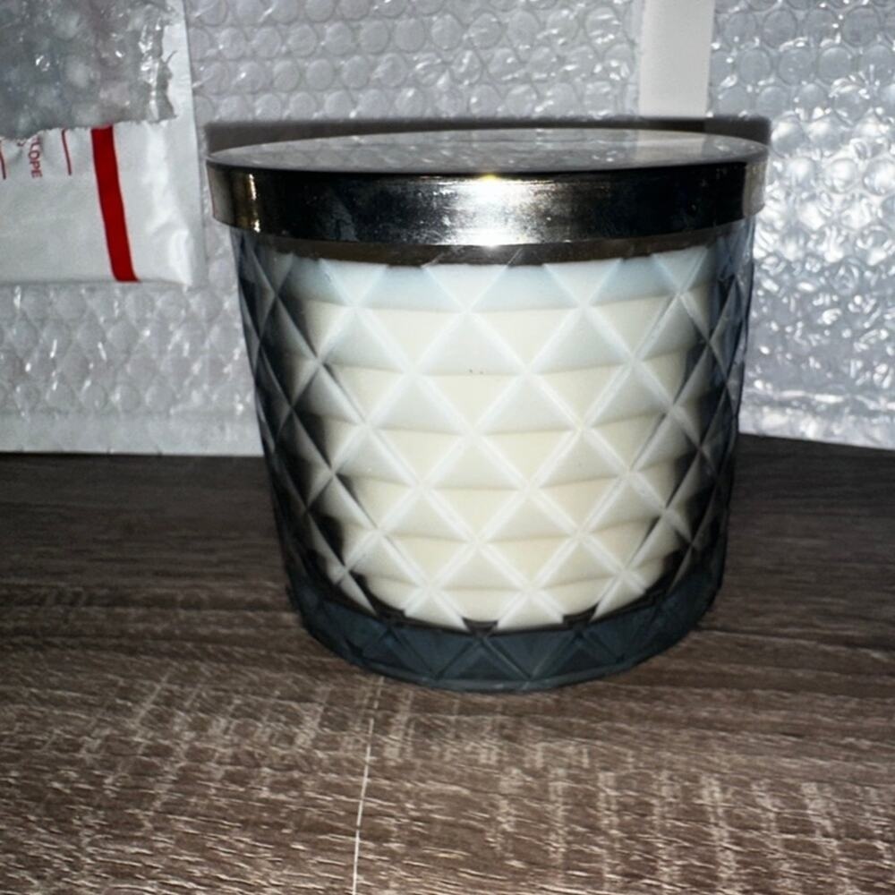 Bath and body works‎ White Barn m Candle Smoked Vanilla 3 Wick Diamond Quilted - Picture 1 of 4